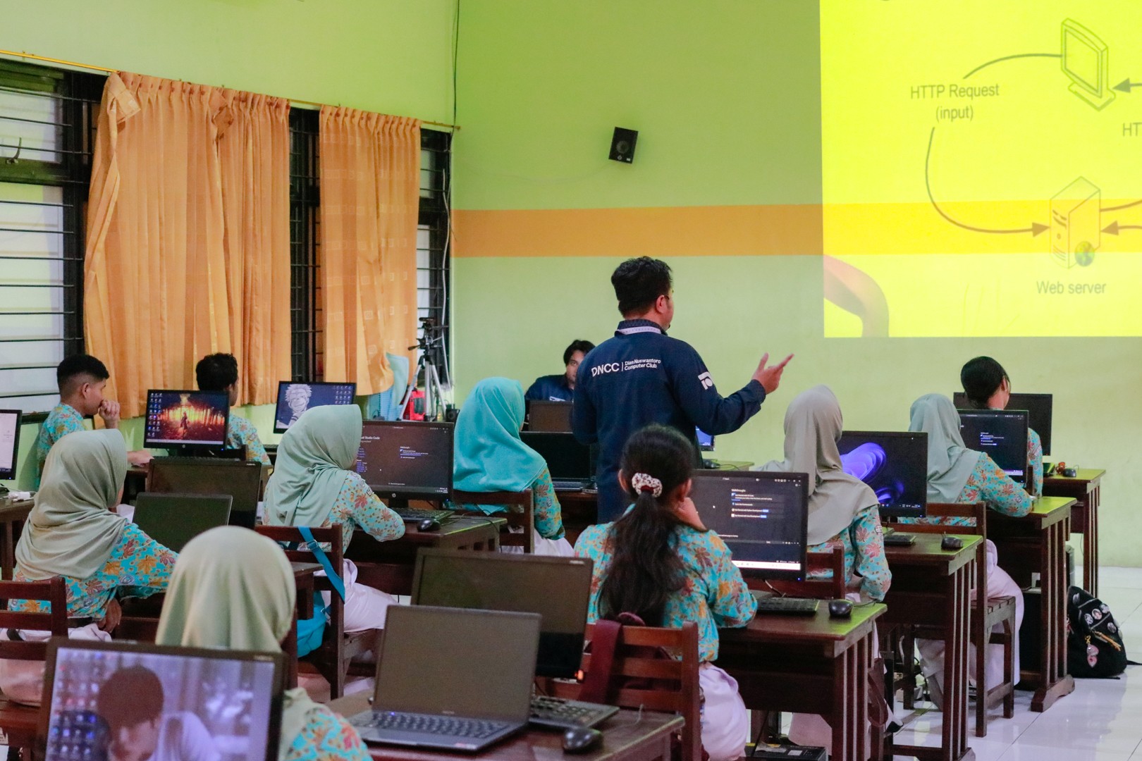 Suasana kelas SMK Negeri 2 Semarang